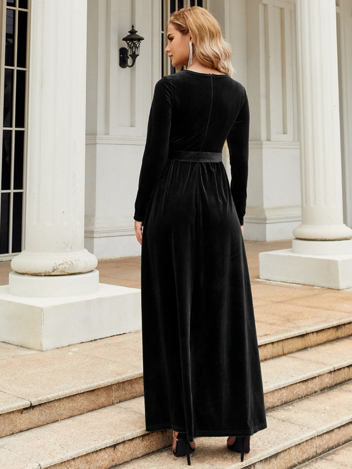 Robe longue à manches longues et col rond avec lien sur le devant