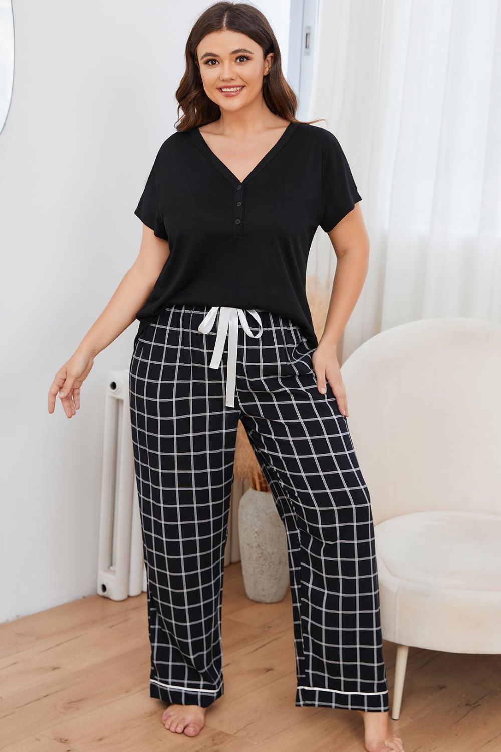 Ensemble de détente grande taille avec haut à col en V et pantalon à carreaux