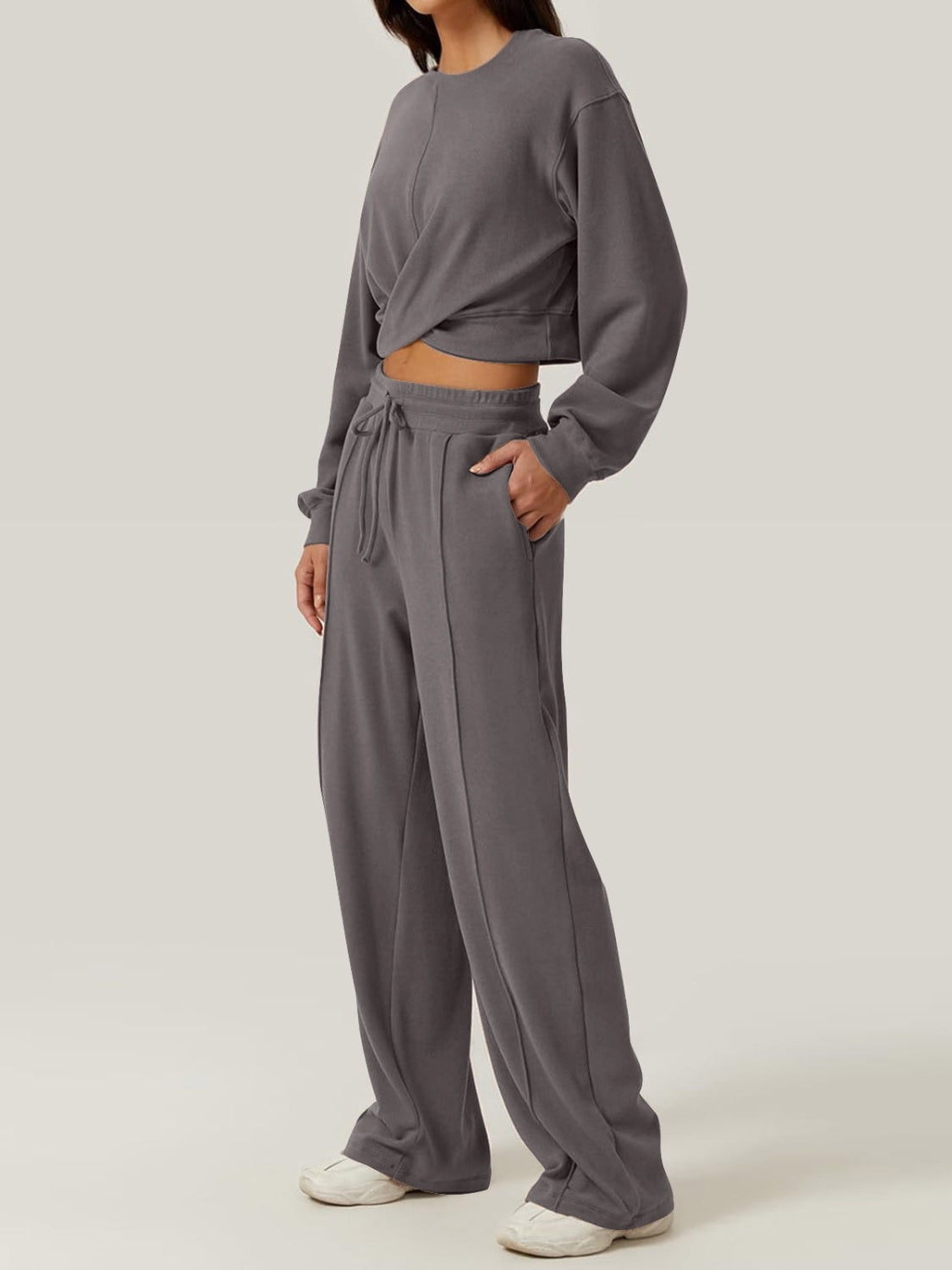 Ensemble haut à col rond croisé et pantalon à cordon de serrage