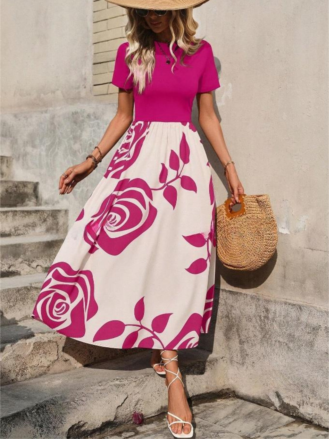 Robe à manches courtes et col rond imprimé roses