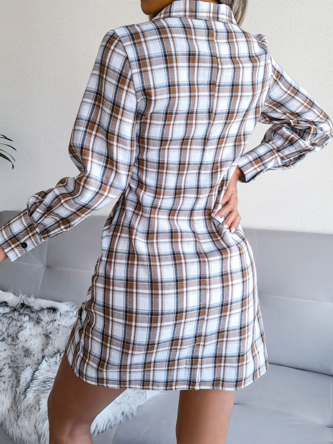 Robe chemise courte à carreaux et manches longues