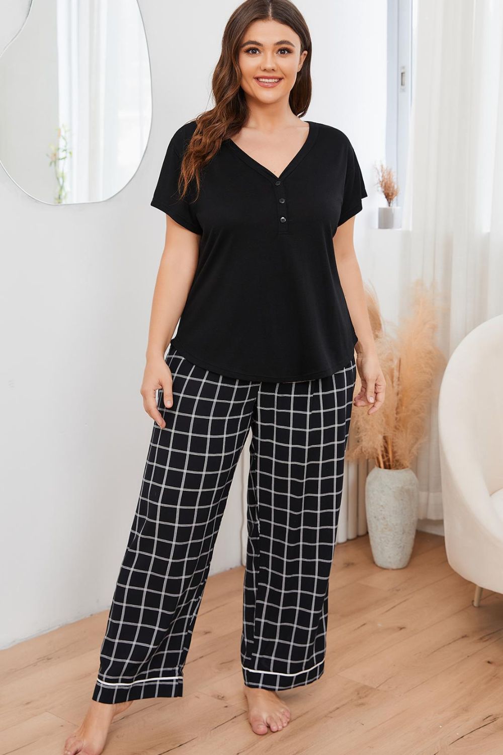 Ensemble de détente grande taille avec haut à col en V et pantalon à carreaux
