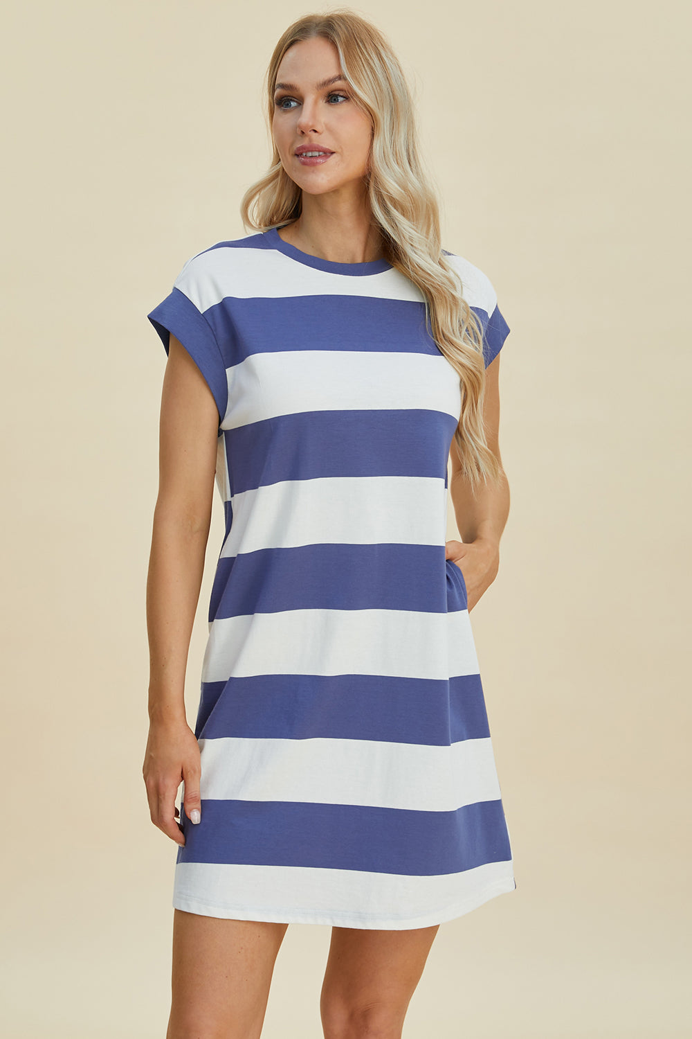 Mini-robe rayée à col rond et manches courtes Basic Bae