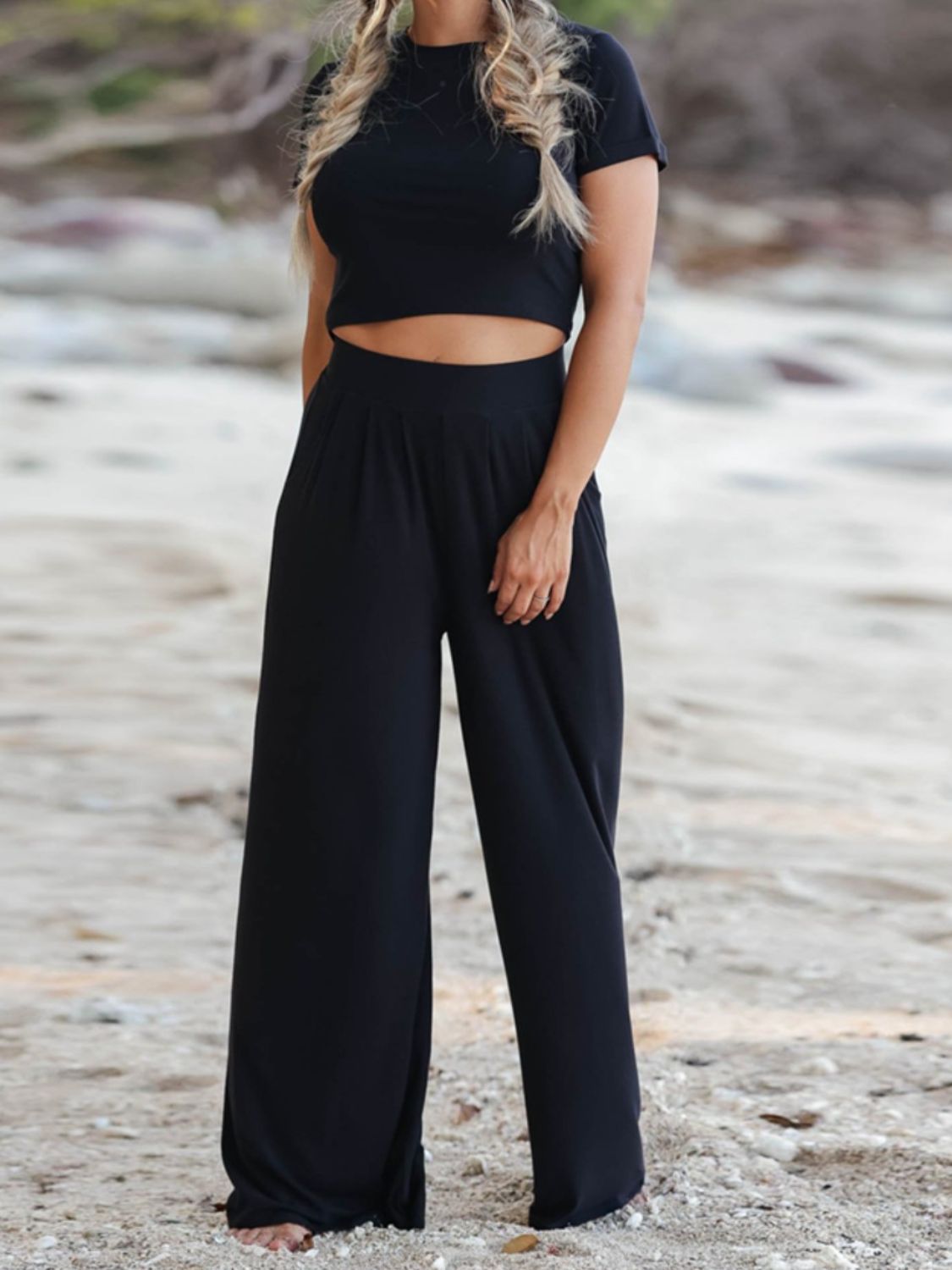 Ensemble haut à manches courtes et col rond et pantalon à poches