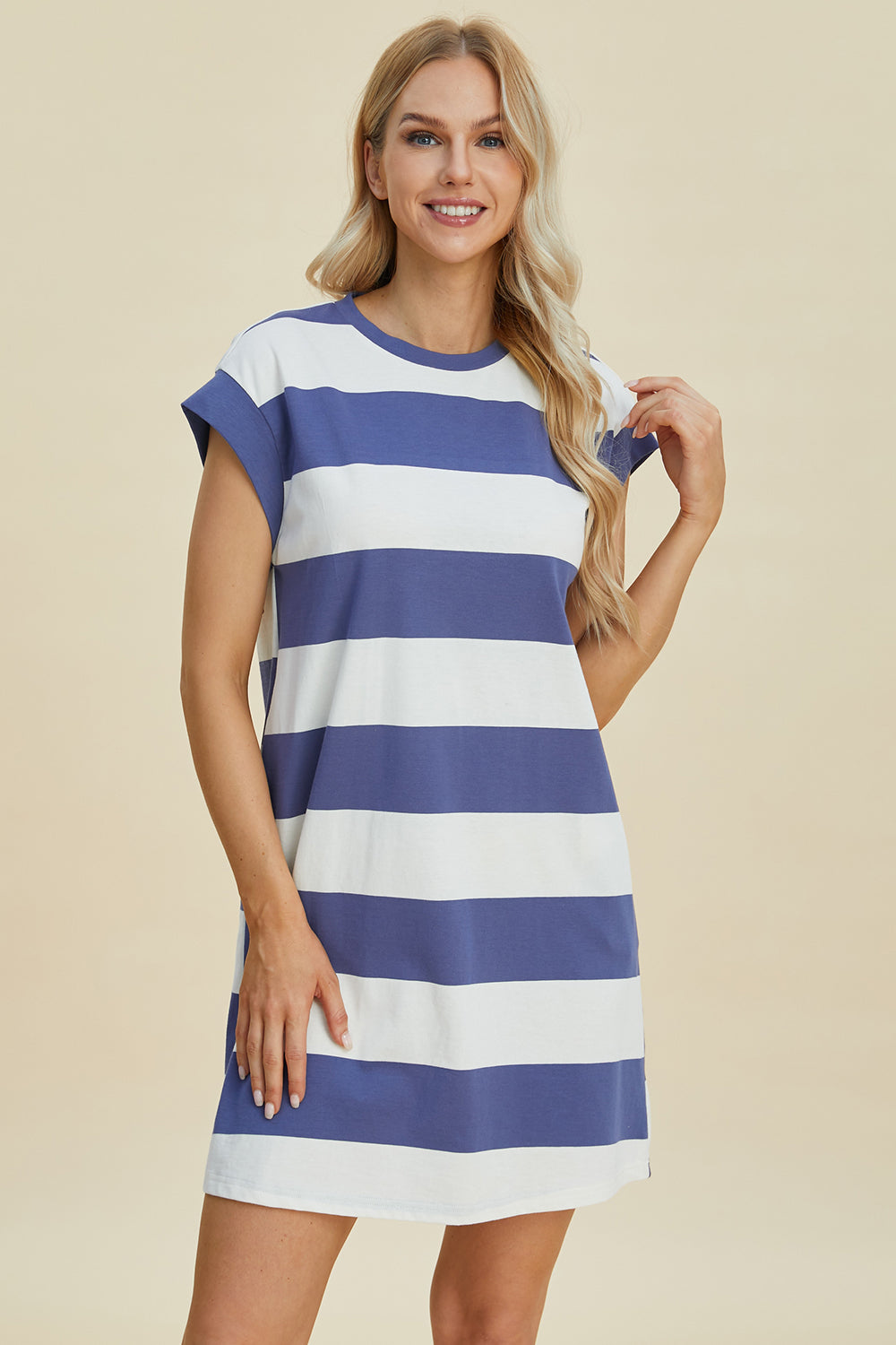 Mini-robe rayée à col rond et manches courtes Basic Bae