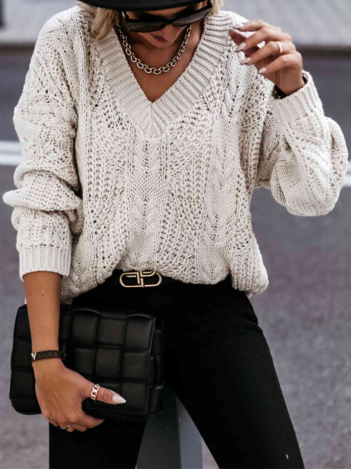 Pull à manches longues en maille torsadée et col en V