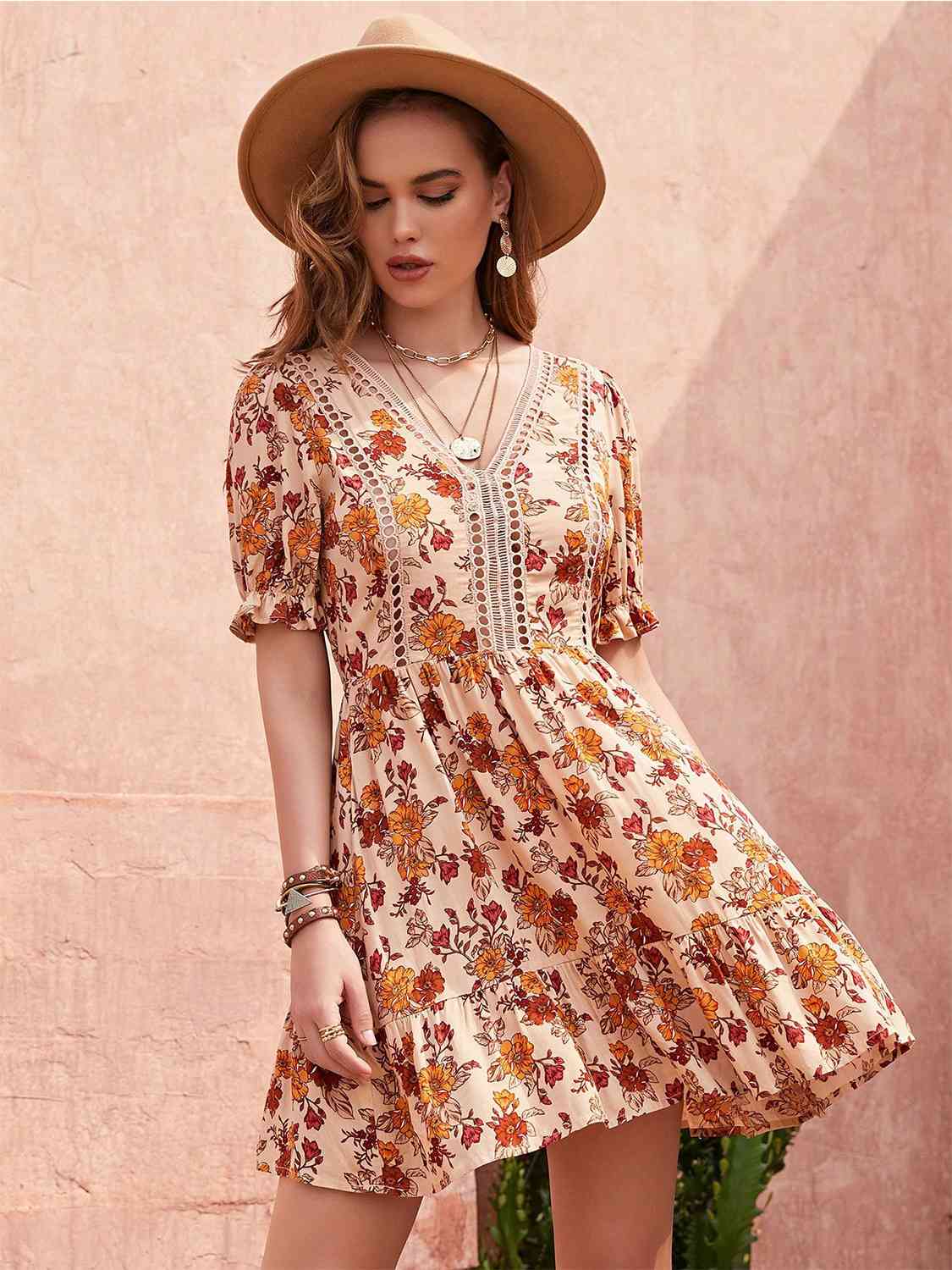 Robe fleurie à col en V, manches volantées et ourlet à volants