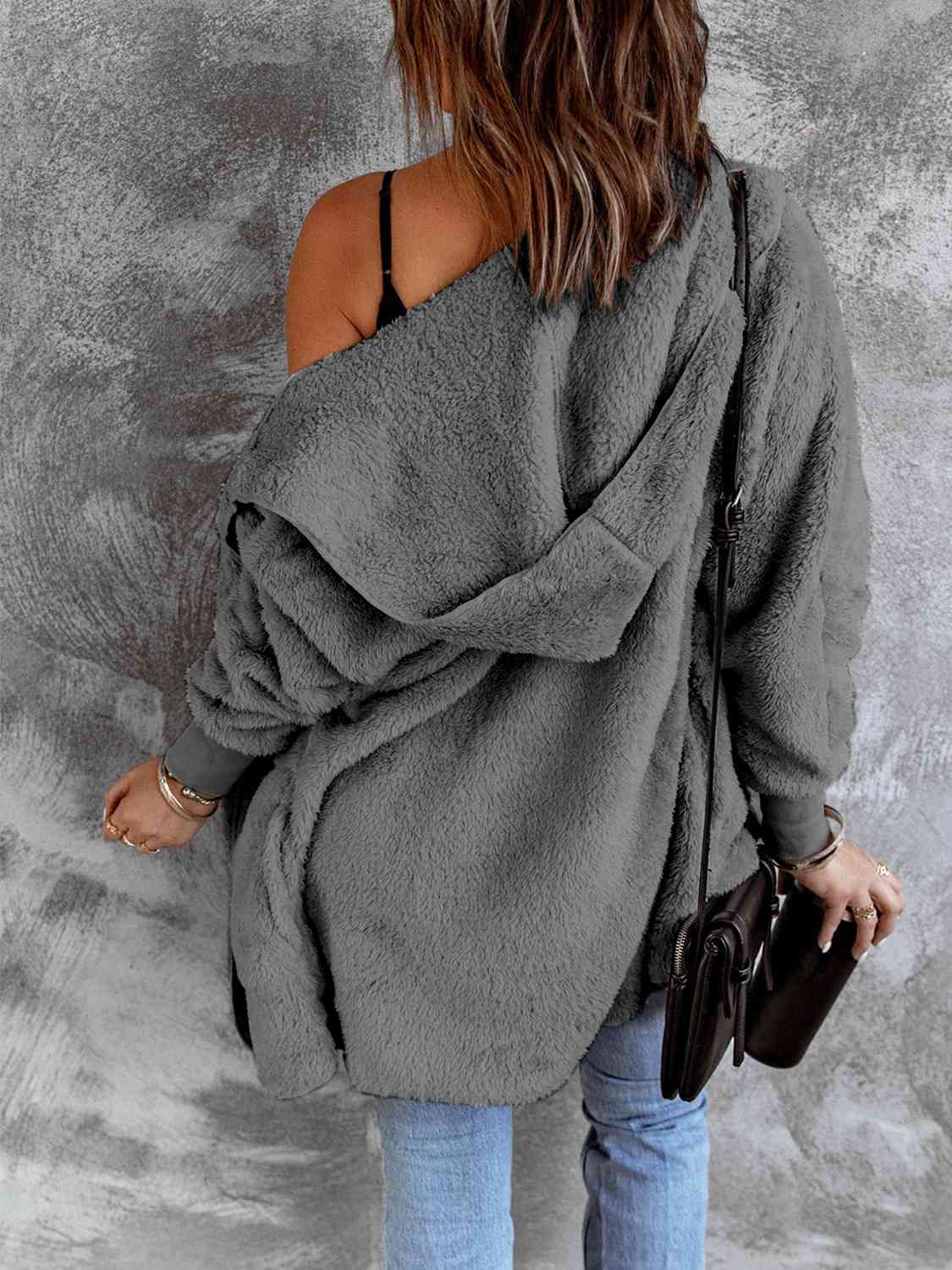 Manteau en fausse fourrure à capuche ouvert sur le devant avec poches