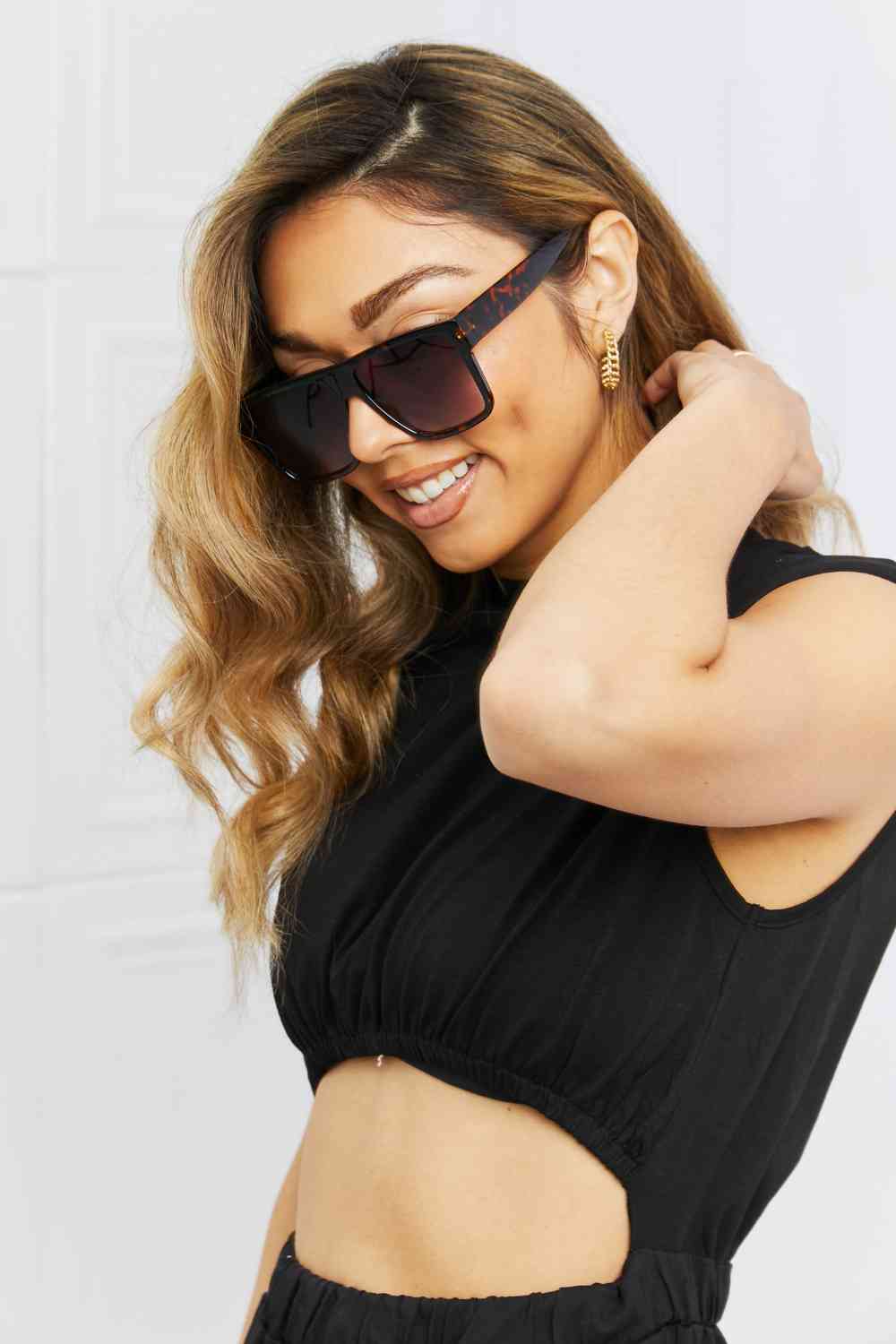 Lunettes de soleil carrées à monture intégrale en écaille de tortue
