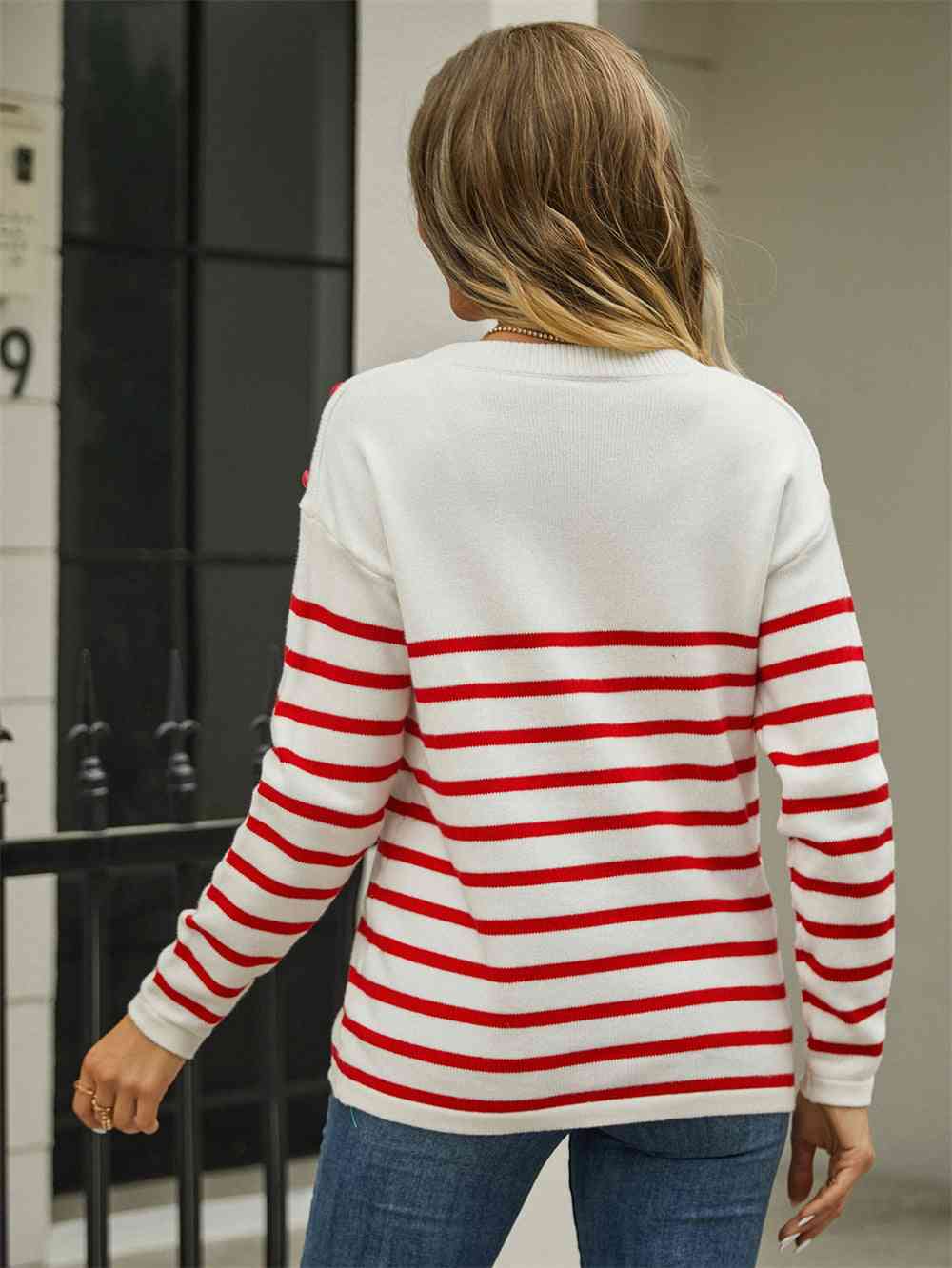 Pull rayé à col rond et épaules boutonnées