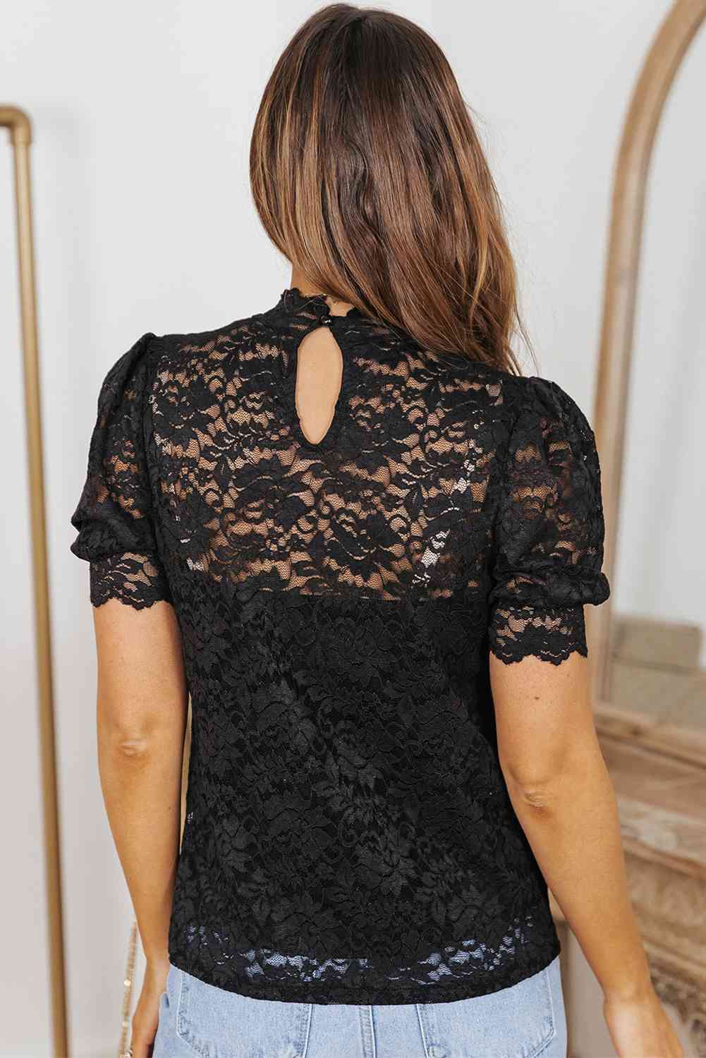 Haut à manches courtes bouffantes festonnées en dentelle