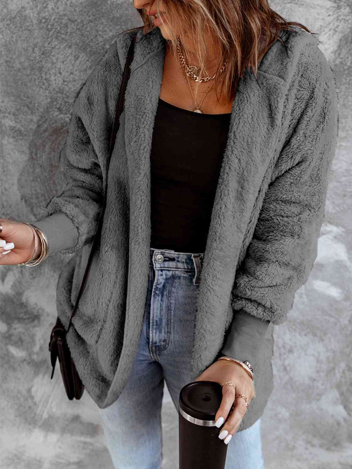 Manteau en fausse fourrure à capuche ouvert sur le devant avec poches