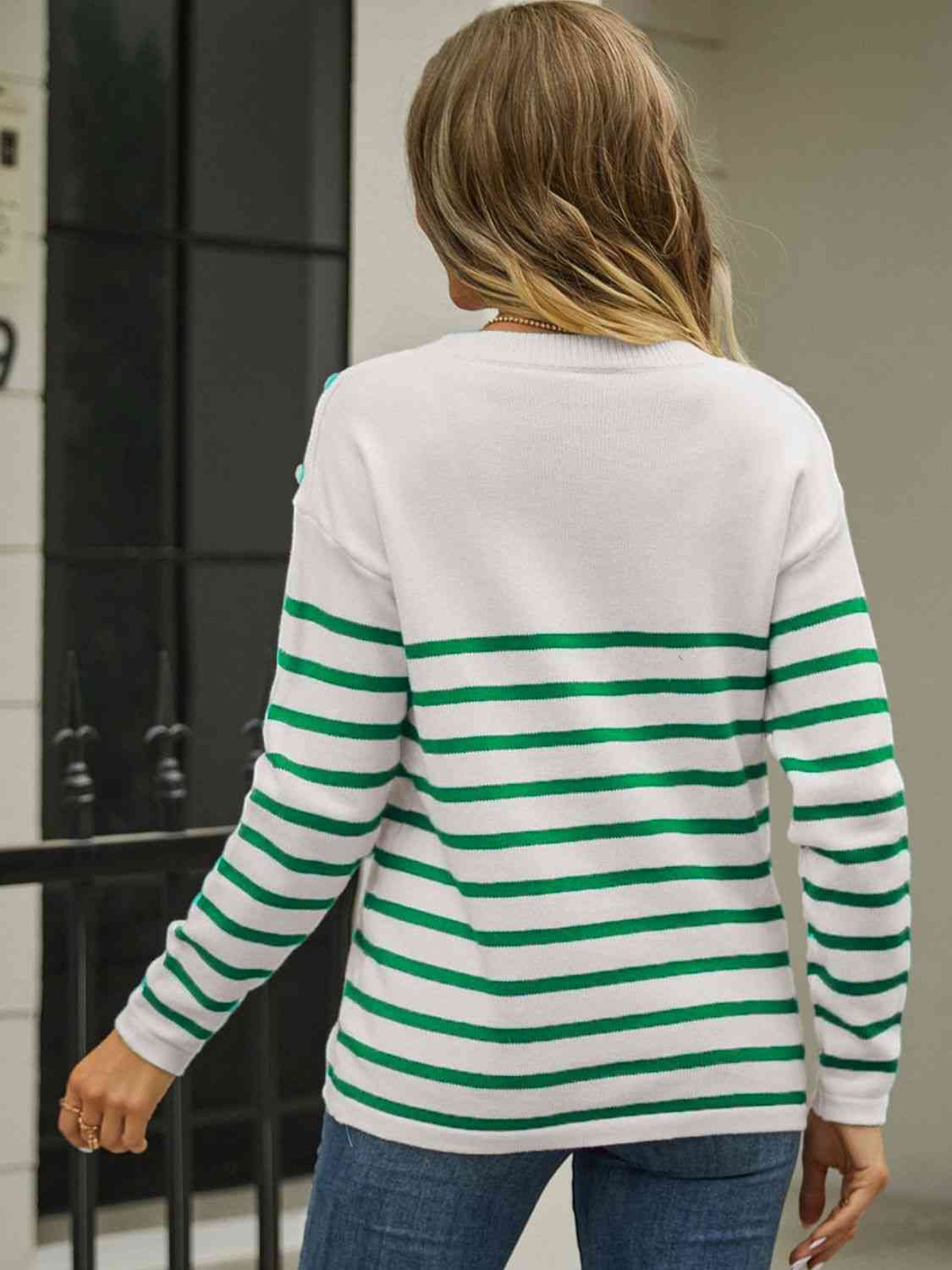 Pull rayé à col rond et épaules boutonnées