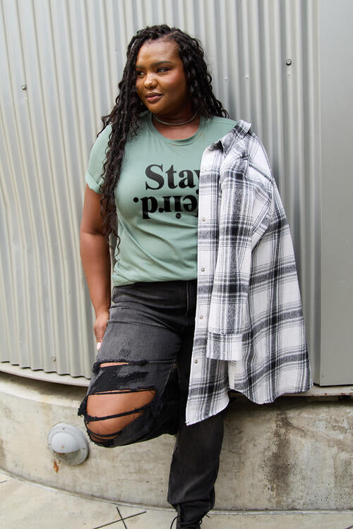 T-shirt à manches courtes Simply Love STAY WEIRD taille réelle