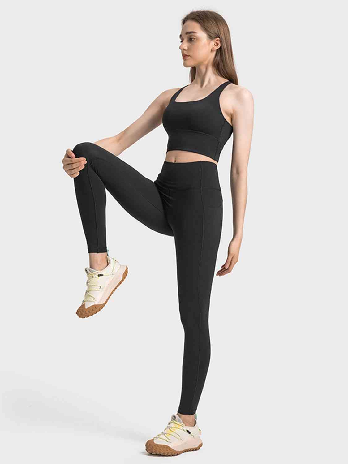 Soutien-gorge de sport à bretelles croisées et col rond