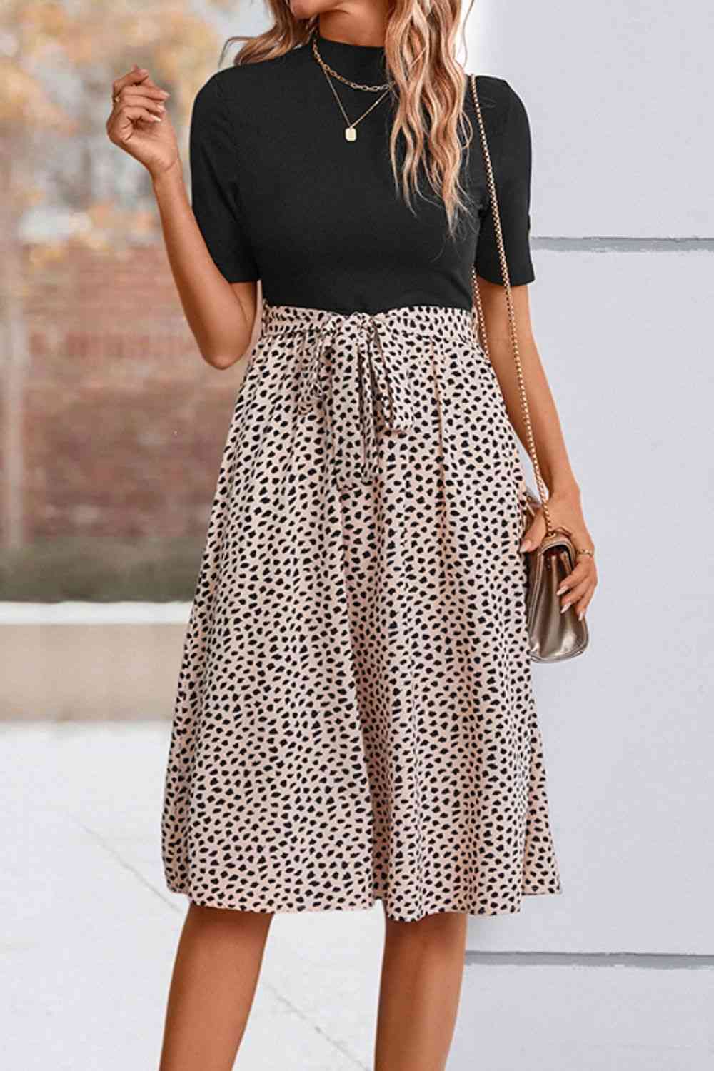 Robe imprimée à manches courtes et ceinture
