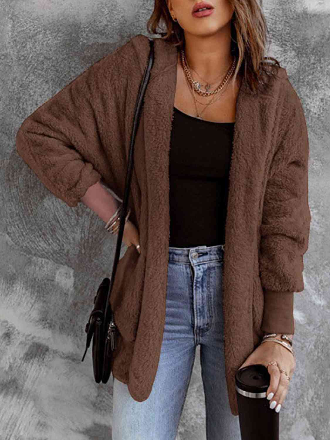 Manteau en fausse fourrure à capuche ouvert sur le devant avec poches