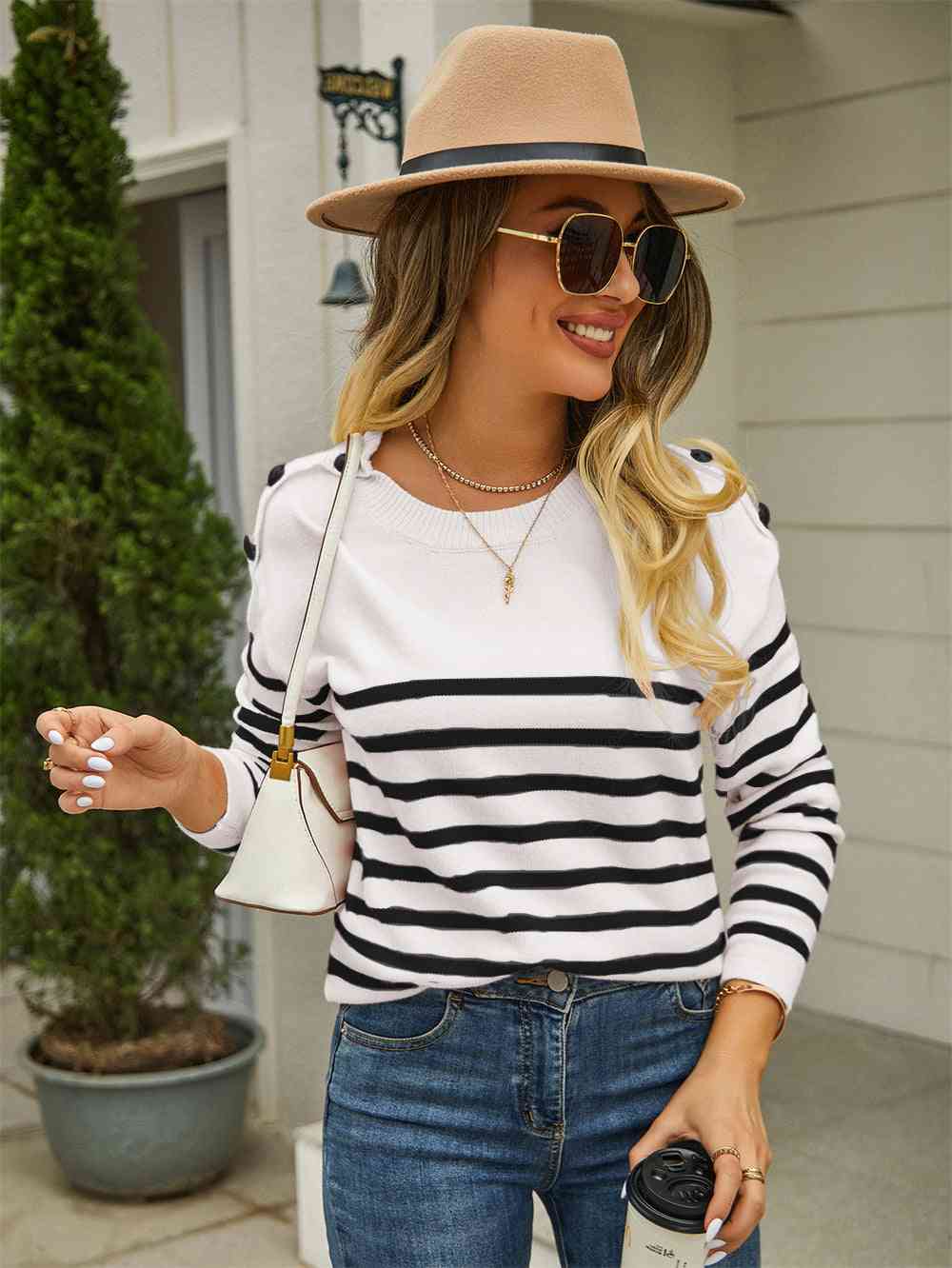 Pull rayé à col rond et épaules boutonnées