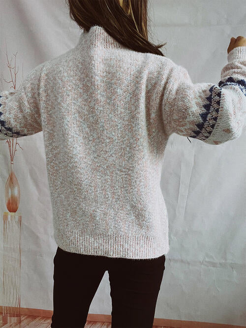Pull géométrique à col montant et épaules tombantes