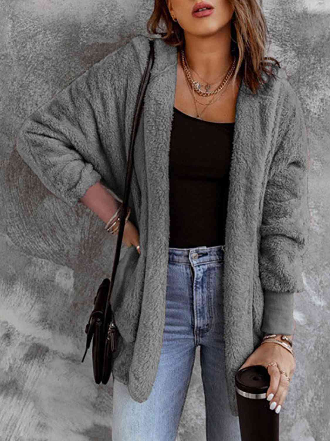 Manteau en fausse fourrure à capuche ouvert sur le devant avec poches