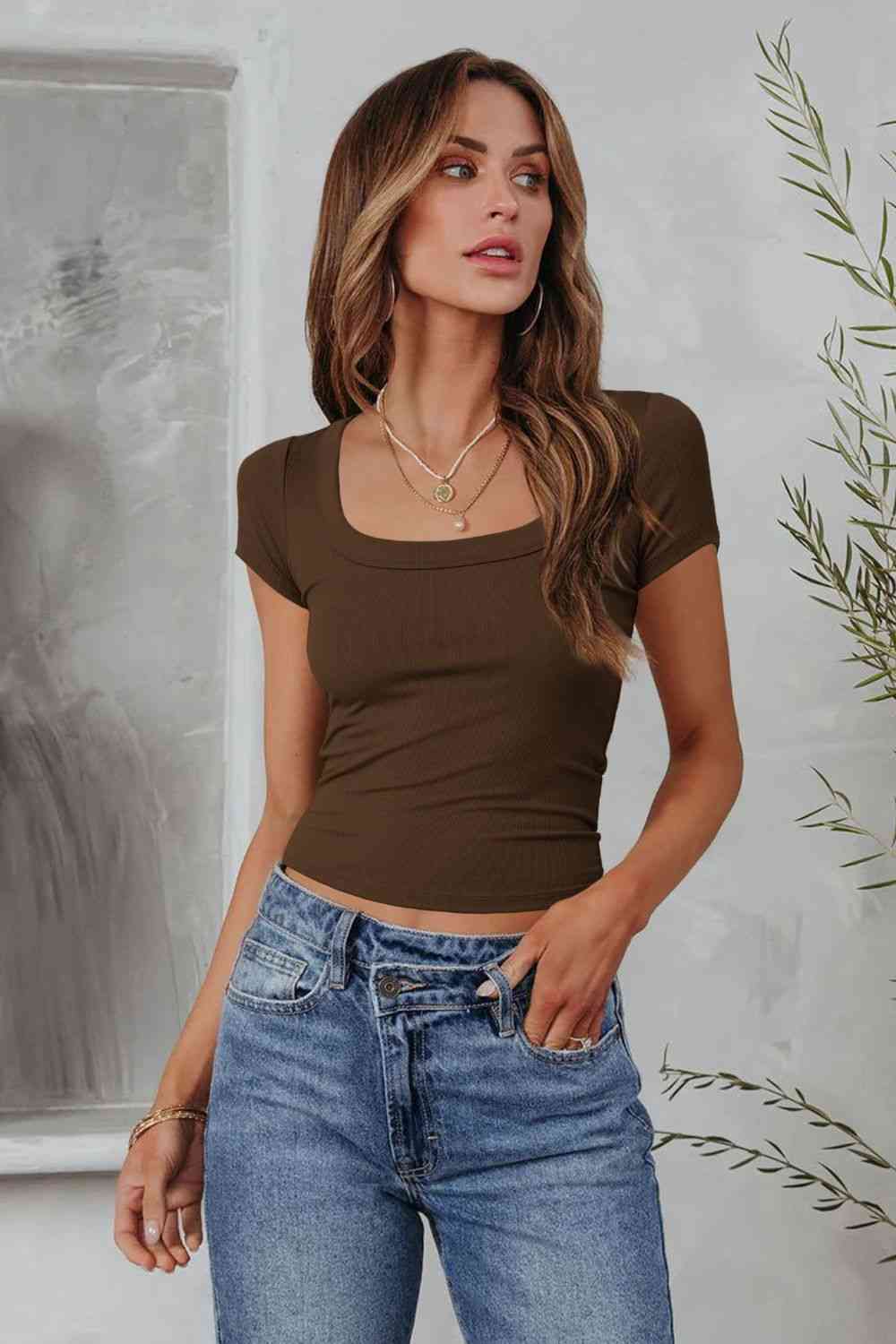 T-shirt à manches courtes et col carré