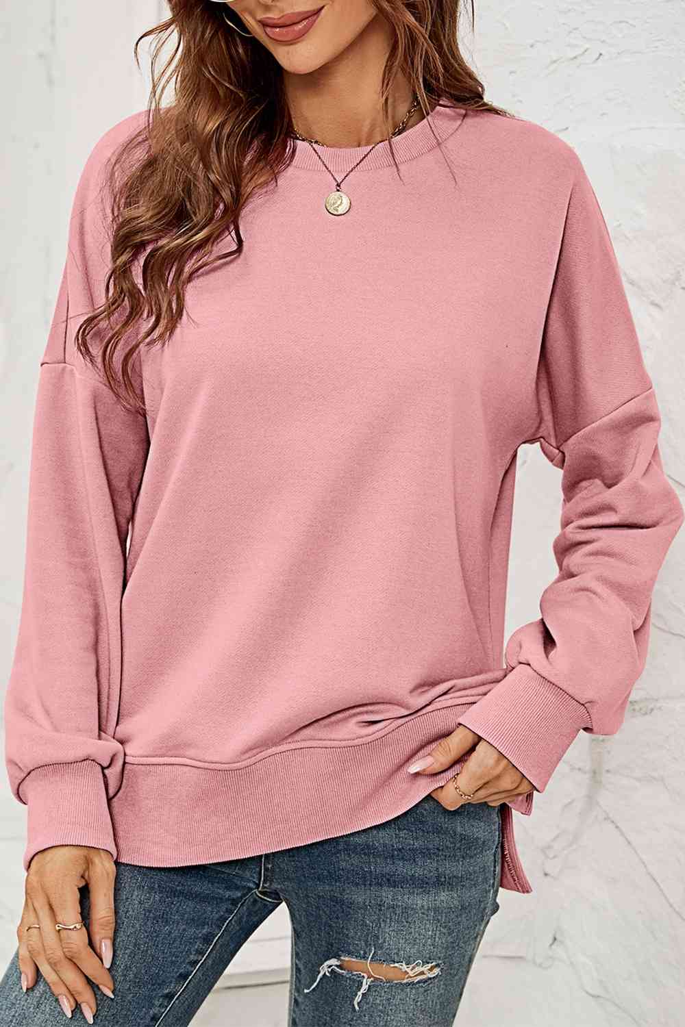 Sweat-shirt fendu à col rond et épaules tombantes