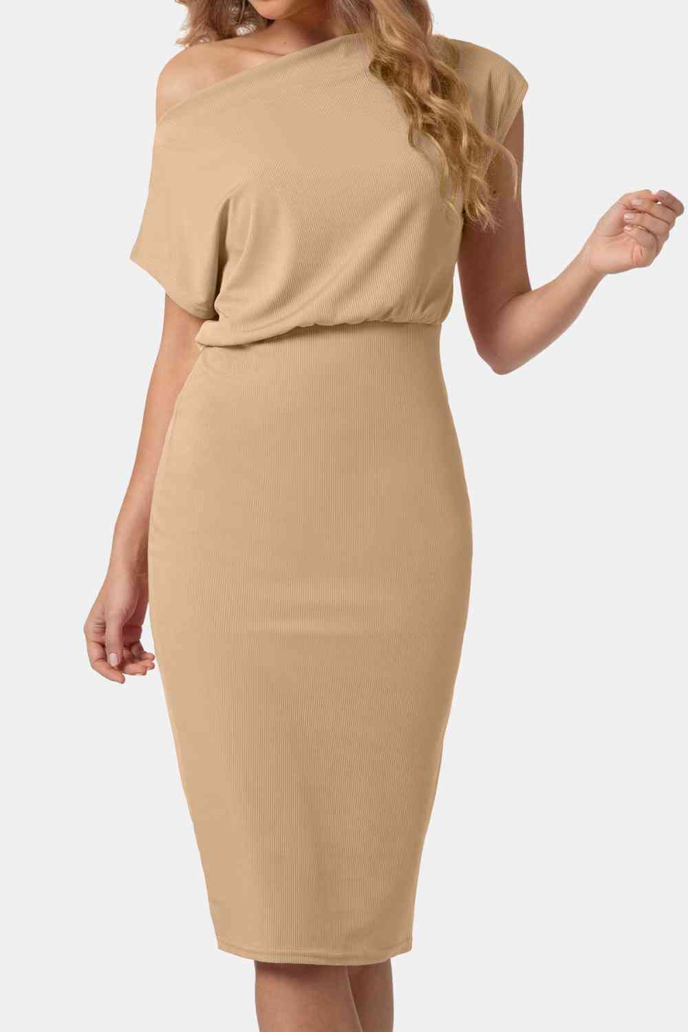 Robe à col bateau et manches courtes jusqu'aux genoux
