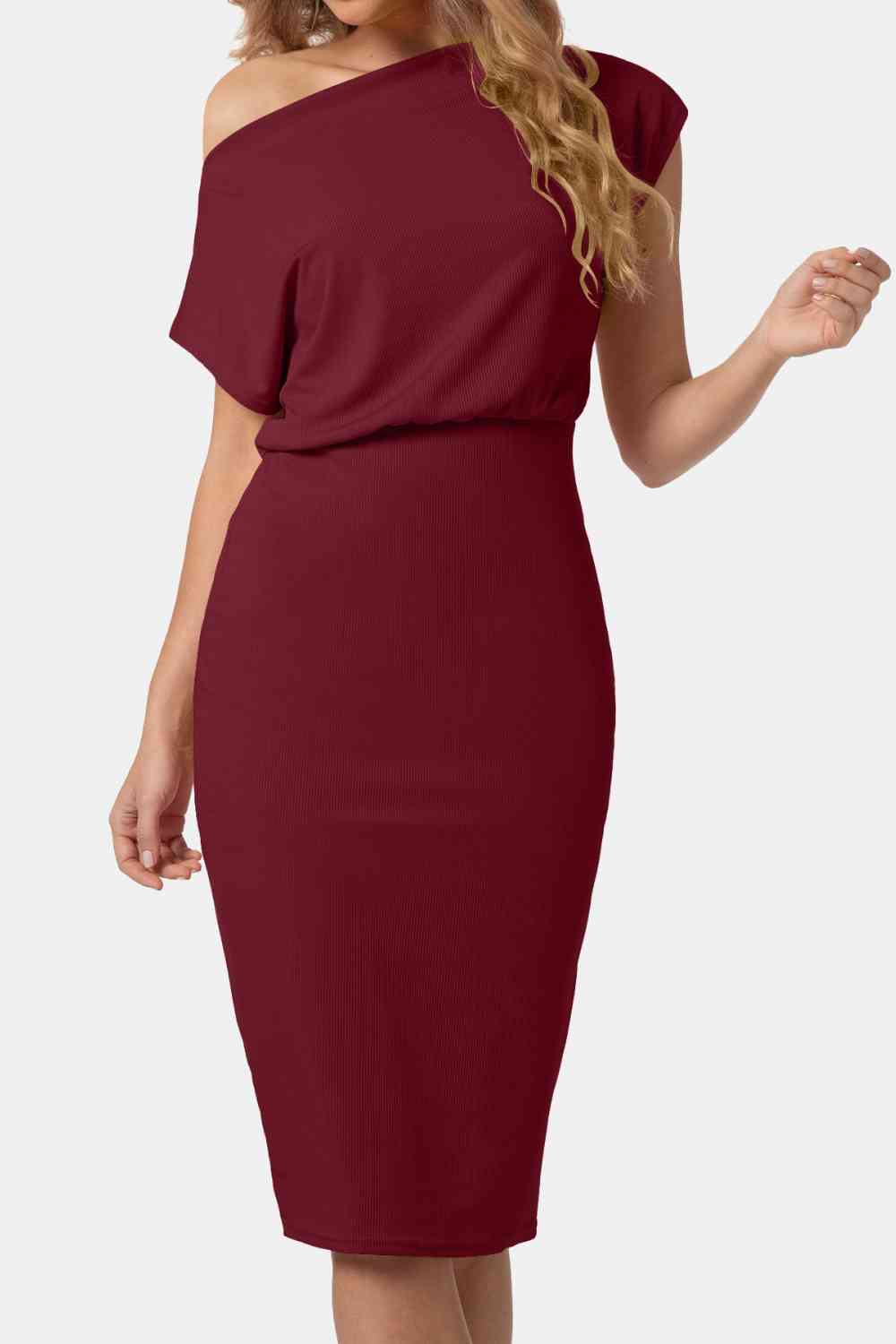 Robe à col bateau et manches courtes jusqu'aux genoux