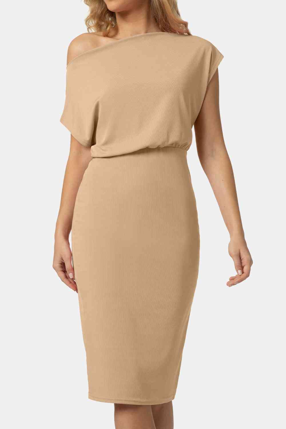 Robe à col bateau et manches courtes jusqu'aux genoux