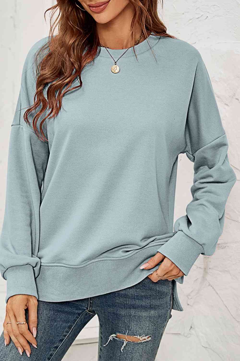Sweat-shirt fendu à col rond et épaules tombantes