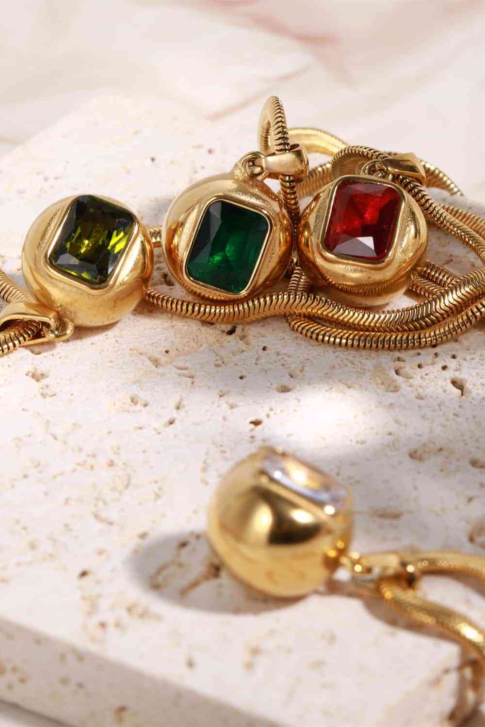 Collier pendentif géométrique en zircon plaqué or 18 carats