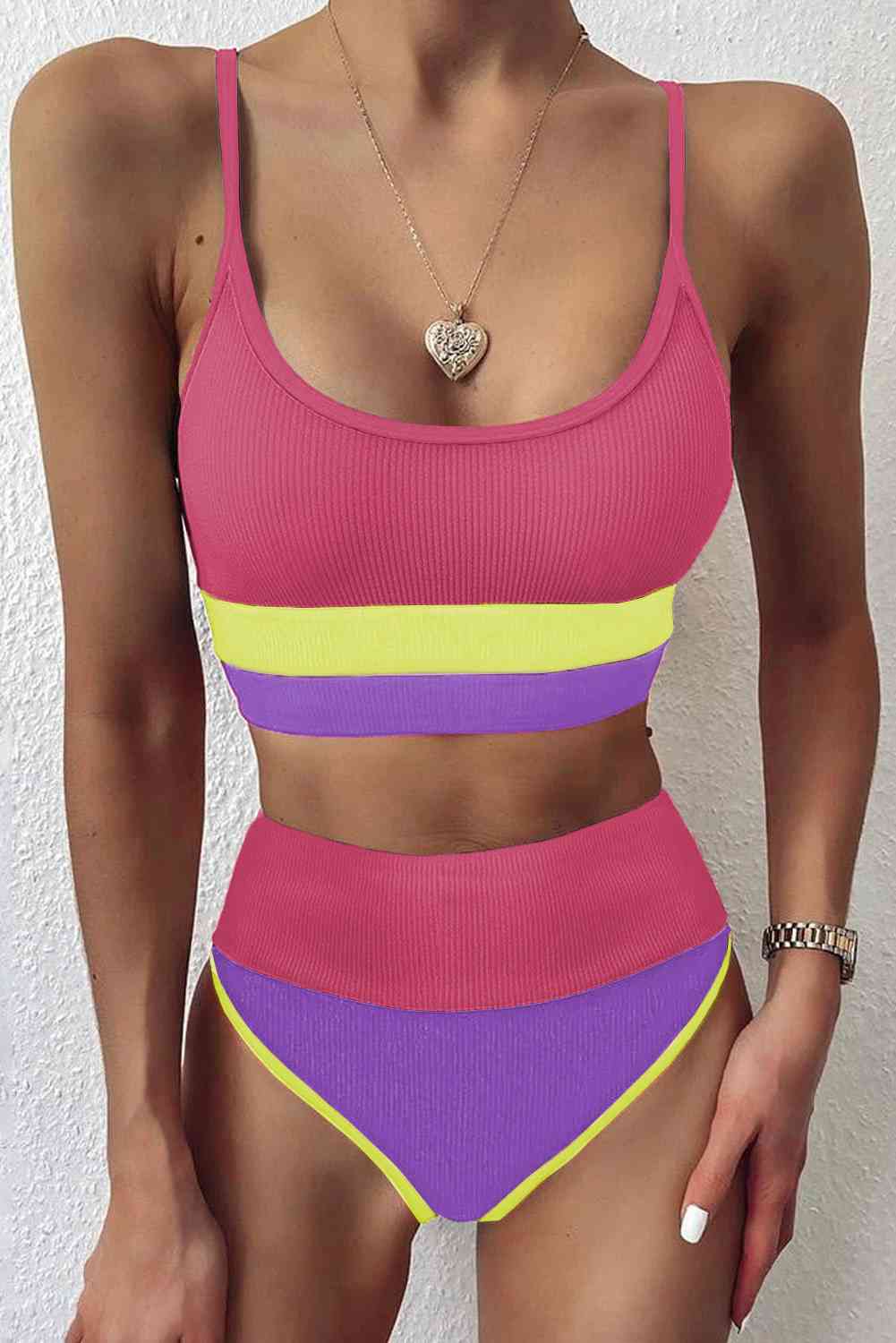 Ensemble de bain deux pièces à bretelles spaghetti et blocs de couleurs