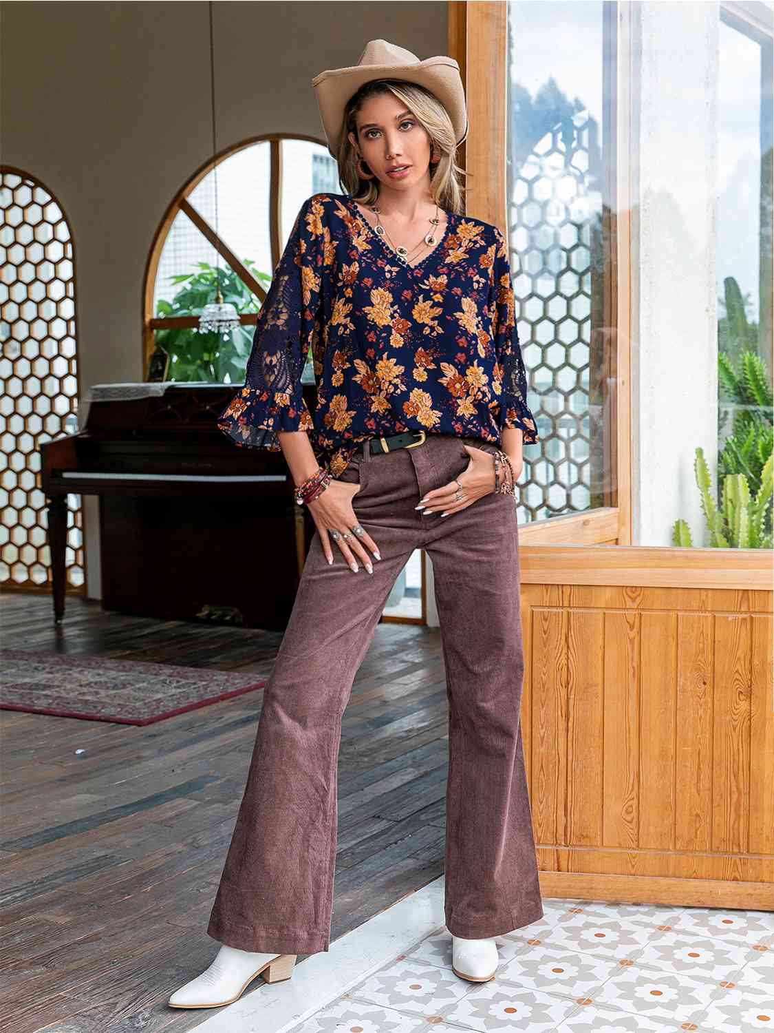 Chemisier floral au crochet à col en V