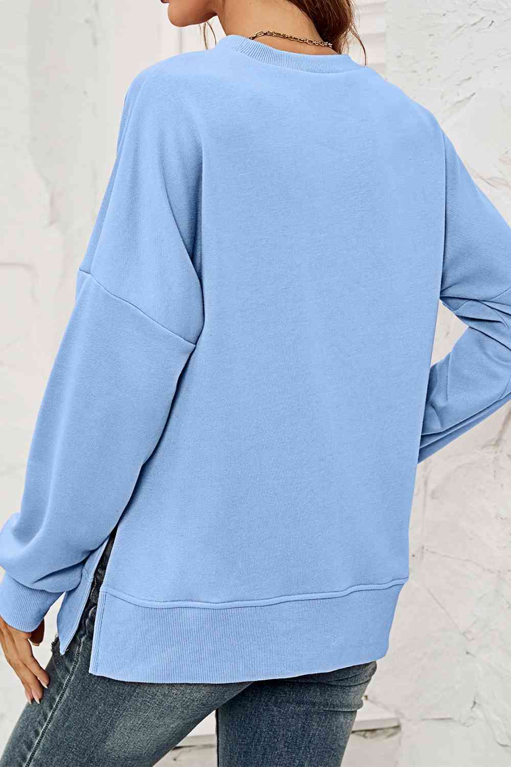 Sweat-shirt fendu à col rond et épaules tombantes
