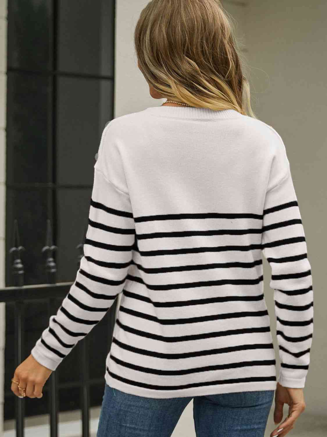 Pull rayé à col rond et épaules boutonnées