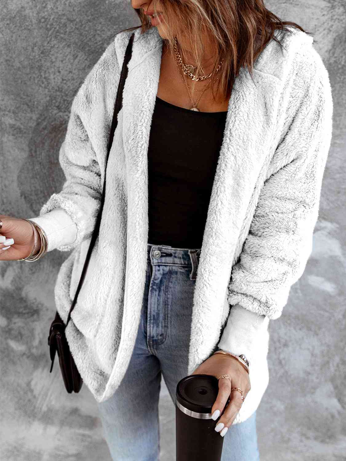 Manteau en fausse fourrure à capuche ouvert sur le devant avec poches