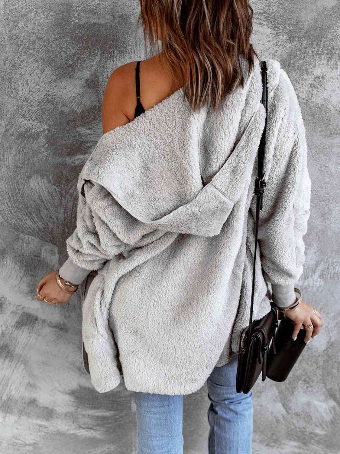 Manteau en fausse fourrure à capuche ouvert sur le devant avec poches