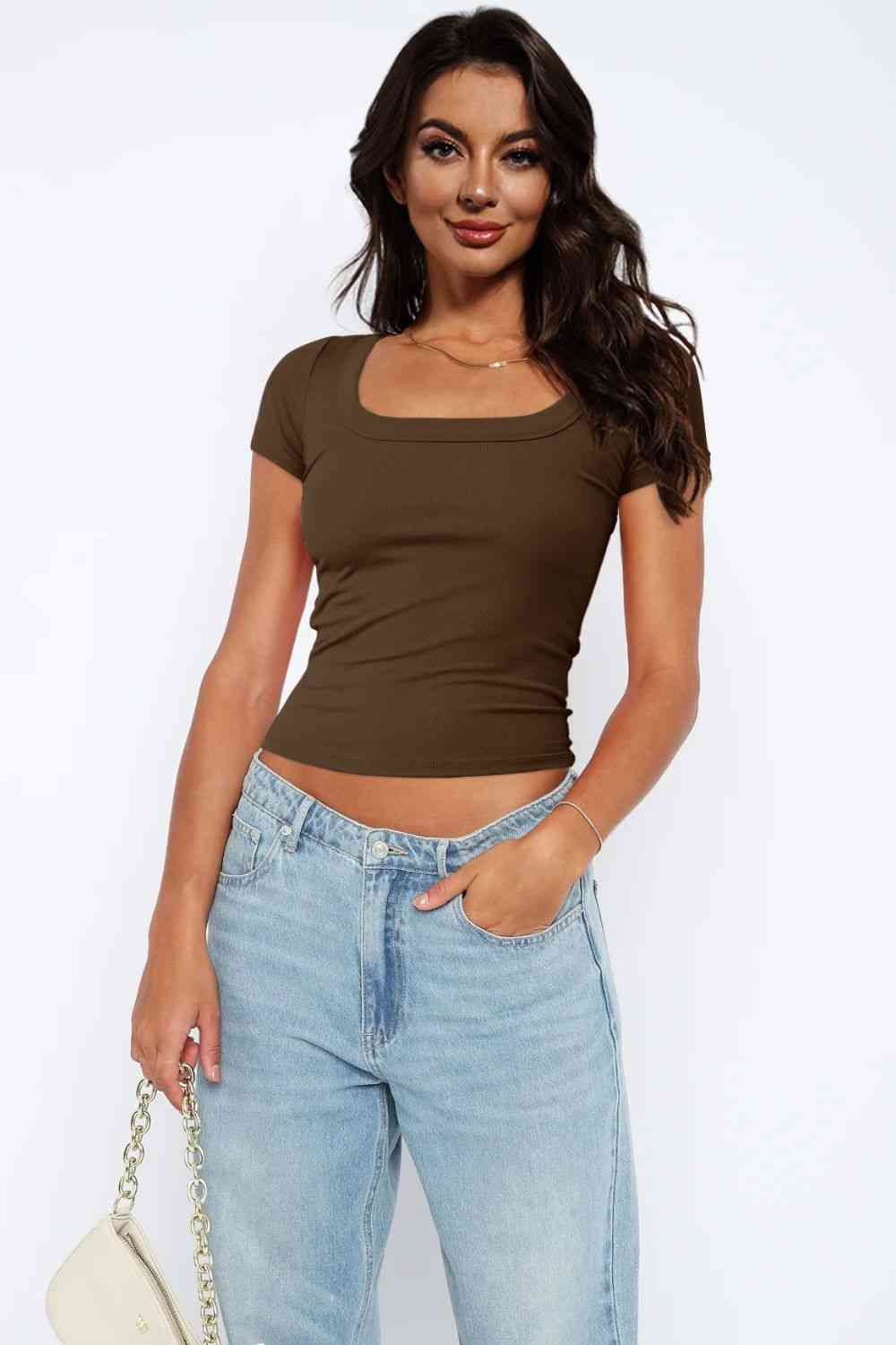 T-shirt à manches courtes et col carré