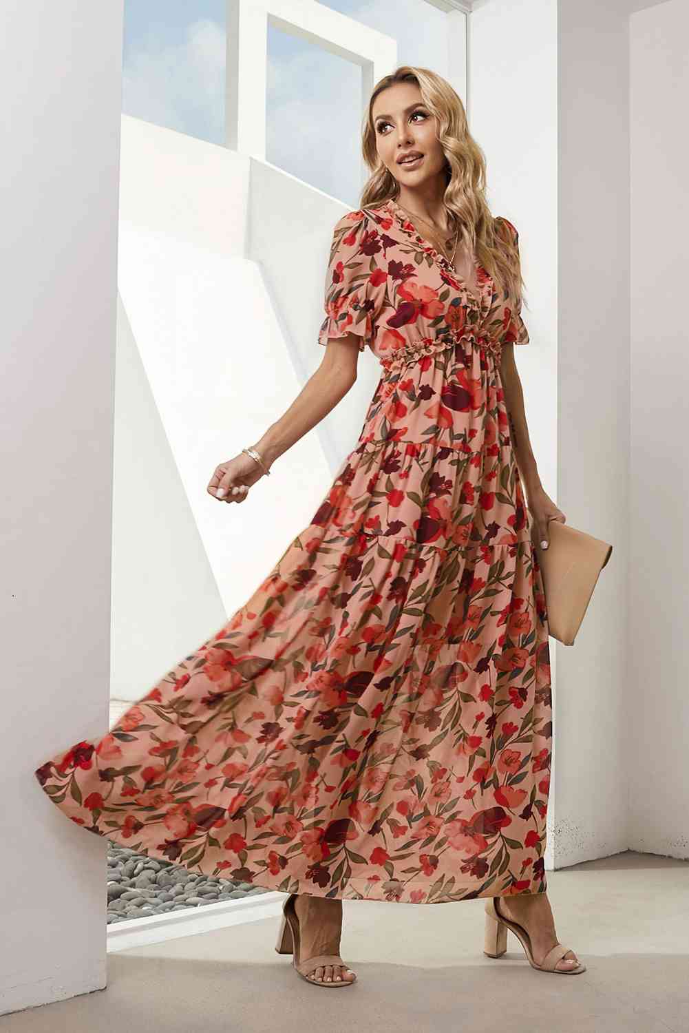 Robe fleurie à col en V et manches courtes à volants