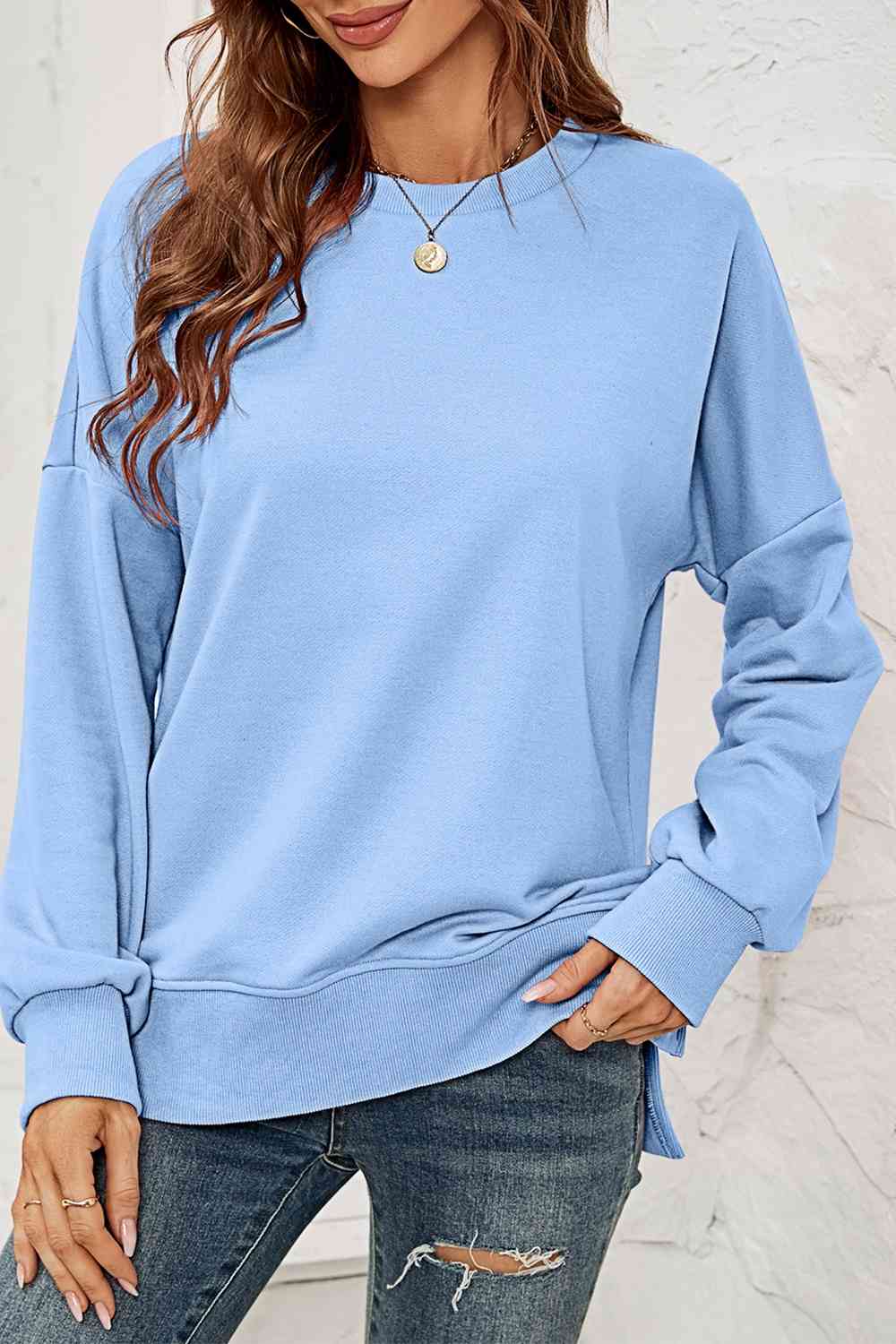 Sweat-shirt fendu à col rond et épaules tombantes