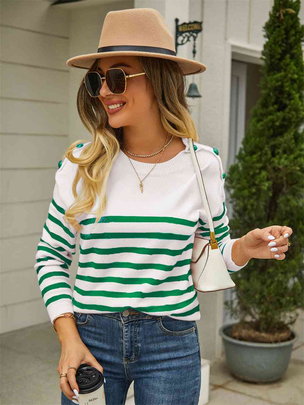 Pull rayé à col rond et épaules boutonnées