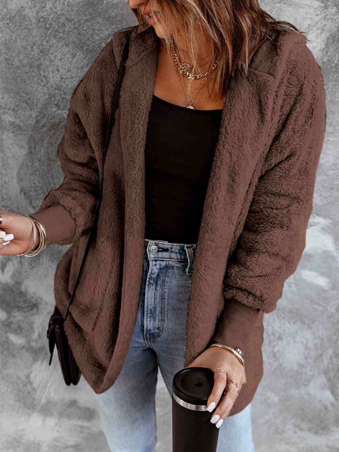 Manteau en fausse fourrure à capuche ouvert sur le devant avec poches