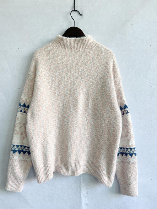 Pull géométrique à col montant et épaules tombantes
