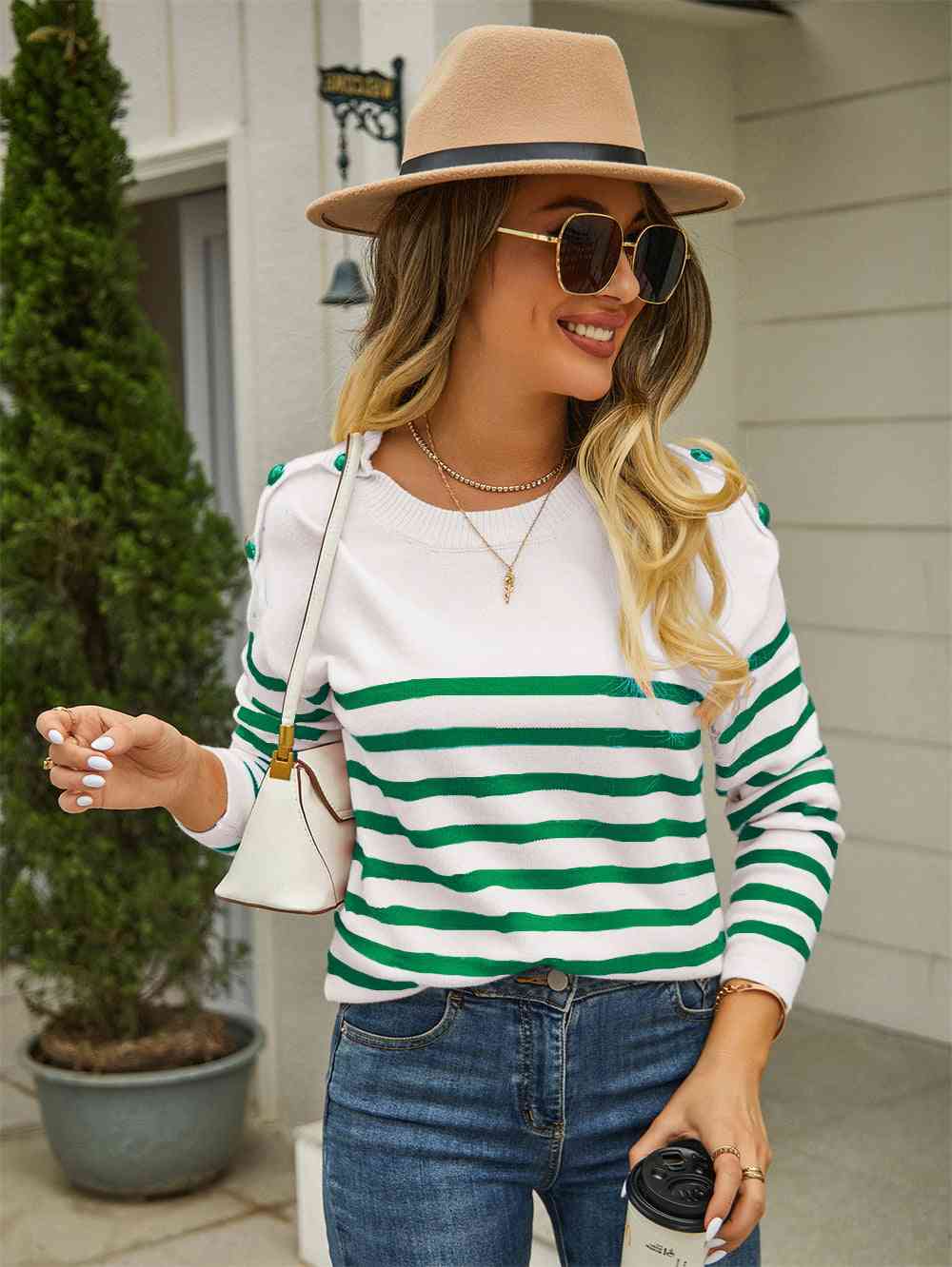 Pull rayé à col rond et épaules boutonnées