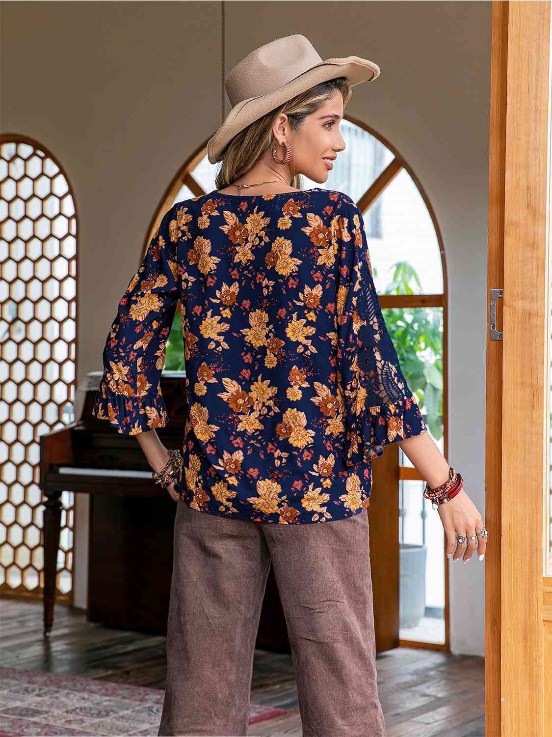 Chemisier floral au crochet à col en V