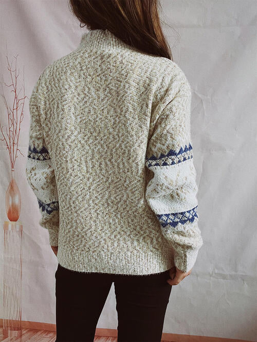 Pull géométrique à col montant et épaules tombantes