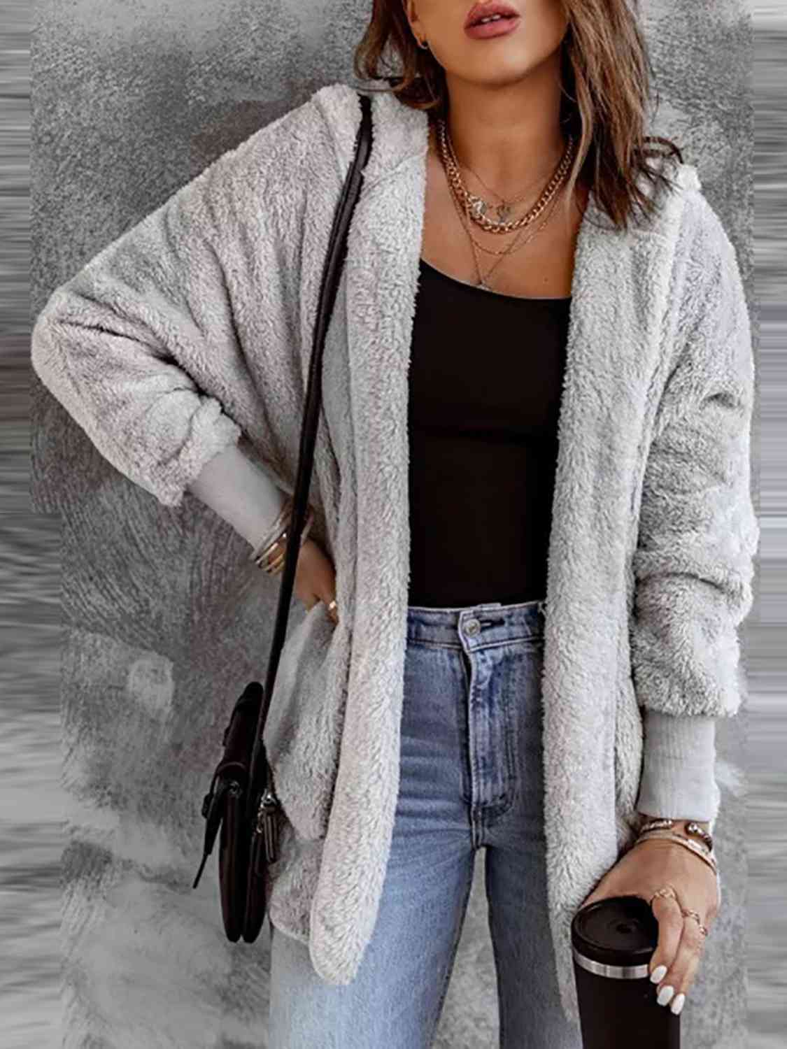 Manteau en fausse fourrure à capuche ouvert sur le devant avec poches