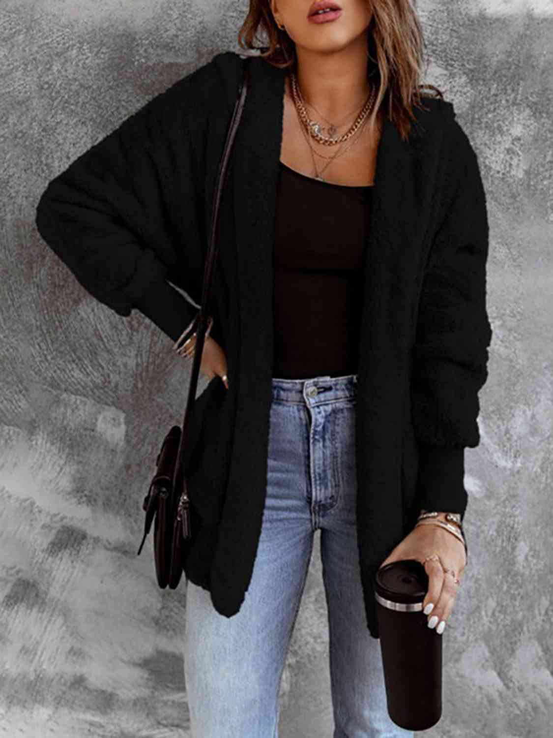 Manteau en fausse fourrure à capuche ouvert sur le devant avec poches