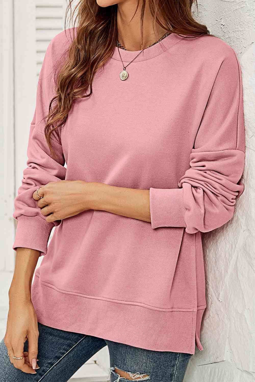 Sweat-shirt fendu à col rond et épaules tombantes