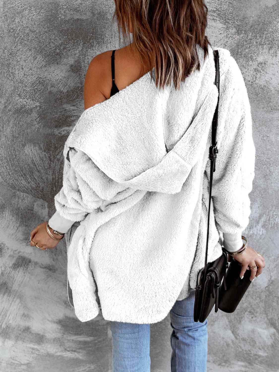 Manteau en fausse fourrure à capuche ouvert sur le devant avec poches